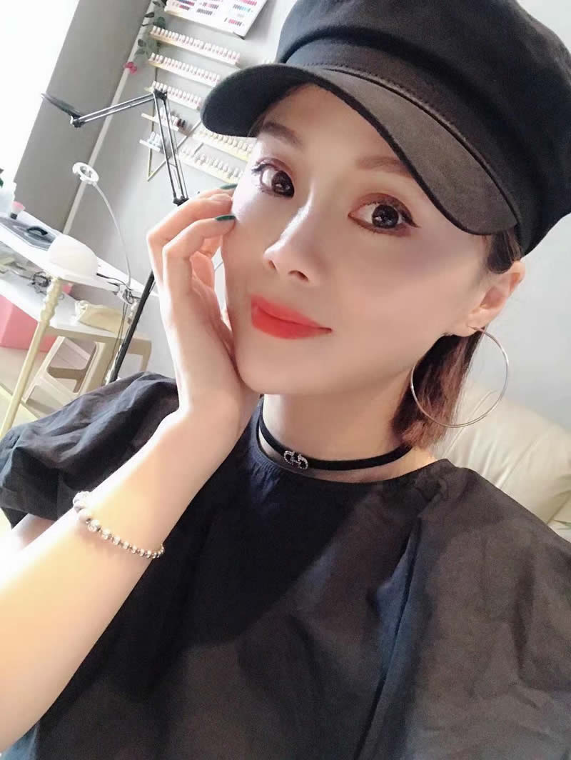 153届学员章景学习课程，纹绣、美甲美睫、化妆、美容，刚创业不久，月收入1万左右。